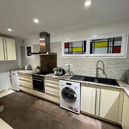 아파트 Pink Tropical Champagne