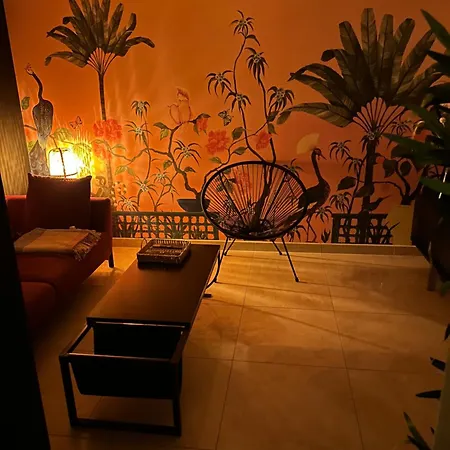 아파트 Pink Tropical Champagne